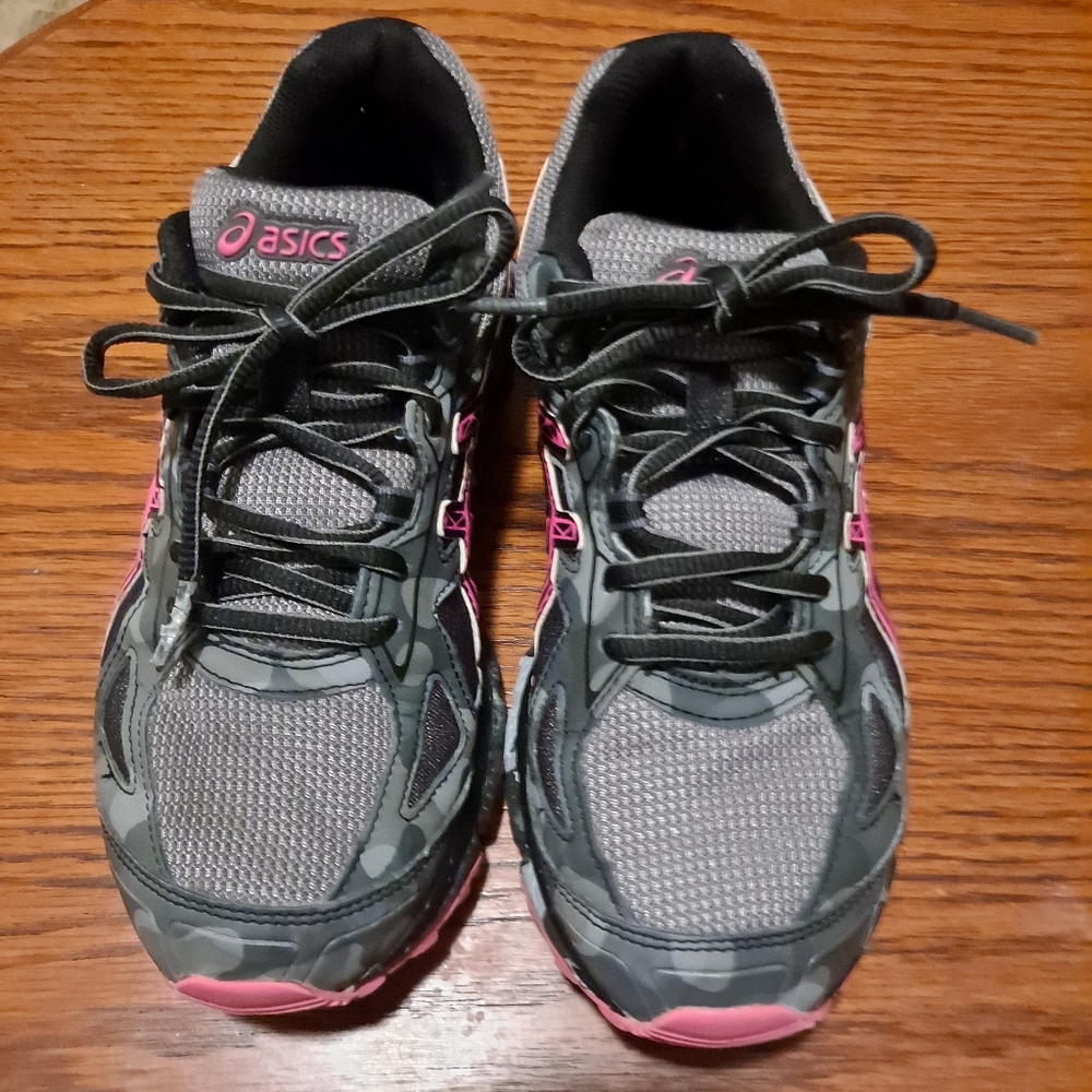 Women's size 7 ascis